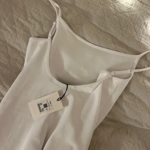 Vit kort klänning oanvänd 70kr - Oanvänd klänning lapp kvar från Bik Bok strl S 70kr