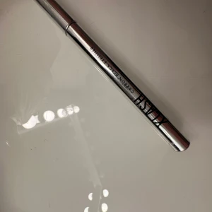 Silver eyeliner från xlash - Säljer en eyeliner från xlash med smal spets för precis applicering. Perfekt för att skapa skarpa linjer eller kreativa detaljer. Pennan har en metallisk finish och är enkel att använda.