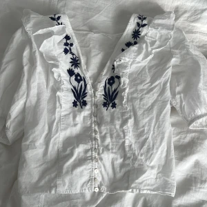 Vit och blå blus - Jättefin somrig blus från Sisters Point köpt på salt. Säljer då den är för stor och den är knappt använd💕