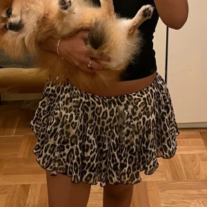 Leopard minikjol - Minikjol som är omsydd, skit snygg i leopard mönster, skulle säga storlek XS-S. Perfekt till sommaren om man ska utomlands eller på fest💕