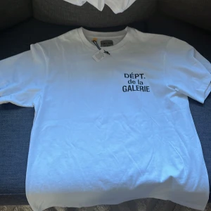 t-shirt från Gallery Dept - Säljer min helt nya gallery debt t-shirt då den är för stor! Helt ny och är storlek S 