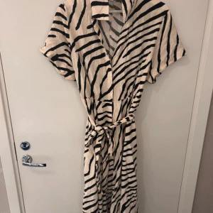 Långklänning - Zebramönstrad långklänning