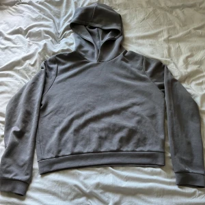 Grå hoodie från SOC - Säljer en enkel och stilren grå hoodie från SOC i storlek S. Tröjan har lång ärm, huva och är tillverkad i mjukt material. Perfekt för en avslappnad look.