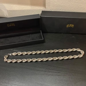 Cordellhalsband Kejsar 55cm 10mm - Säljer ett snyggt halsband från Kejsar i silverfärg med tvinnad kedja. Perfekt accessoar för att lyfta din stil. Levereras i originalask. Äkta silver 925, Nypris 4999kr