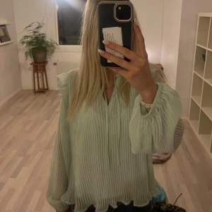 Långärmad mintgrön blus - Superfin långärmad mintgrön blus med detaljer💕Jag är vanligtvis en s eller xs men den passar  bra ändå                                                                   Har tyvärr inte fått användning av den så mycket så har bara haft den två gånger och den är i väldigt bra skick🌸