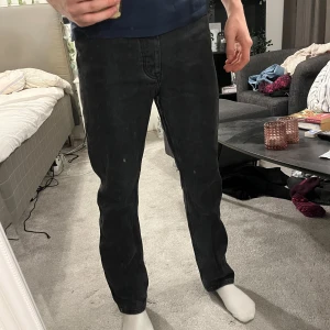 Mörkgrå jeans från asos med normal passform - Ett extremt normalt par jeans. Lite för normala för mig och därför används de ej (rim). Passar nog bra för den som är mellan 190-170. Om du är där i mellan kan du skatta dig riktigt lycklig.