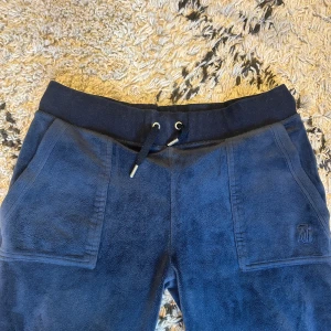Juicy byxor  - Mjukisbyxor från Juicy Couture knappt använda, inga defekter. Skriv för fler bilder💕 