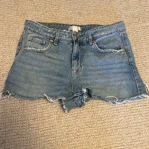 Blå jeansshorts - Säljer ett par ljusblå jeans shorts perfekta nu till sommaren. Storlek 158 passar xxs/xs💛