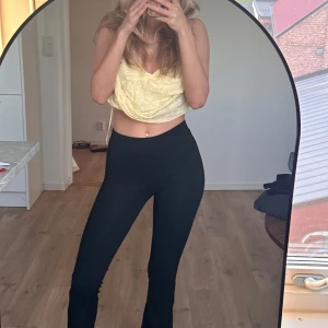 Svarta tighta byxor med bootcut - Från gina 