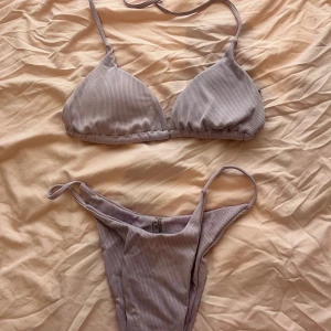 Lila bikini - Överdelen strl m & underdelen strl s.