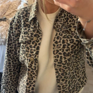 Leopardmönstrad jeansjacka - Säljer en snygg leopardmönstrad jeansjacka med klassisk krage och bröstfickor. Jackan har knappar framtill och passar till många olika outfits!💗
