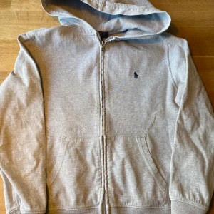 Ralph lauren zip hoodie - Ralph lauren zip hoodie, storlek L i barnstorlek. Märkt 14-16. Motsvarar ungefär storlek 164/ liten xs.