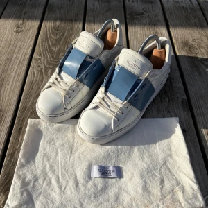 Valentino open - Valentino Rockrunner Sneakers – Strl 38 (passar 39)  • Skick: Bra skick, mestadels smutsiga – går enkelt att fräscha upp • Färg: Vit/blå • Tillbehör: Dustbag medföljer • Passform: Passar dig som vanligtvis har 38–39  Snygga och stilrena sneakers från Valentino – perfekt för vardag med en lyxig touch. DM vid intresse!