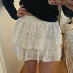 Vit volangkjol med prickar - Vit volangkjol med resår i midjan, storlek XS/S. Jättefint skick, helt oanvänd 🤍