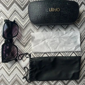 Svarta solglasögon  - Svarta solglasögon köpta i Grekland. Endast använda 2 gånger. Kommer med fodral, putsduk och svart tygpåse om så önskas. 