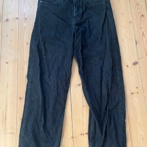Svarta manchesterbyxor från H&M - Säljer ett par svarta manchesterbyxor från H&M med loose fit. Byxorna har klassisk femficksdesign och raka ben. Perfekta för dig som gillar en avslappnad stil och vill ha något bekvämt men ändå snyggt. Knappt använda.