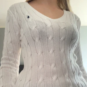 Vit stickad tröja från Polo Ralph Lauren - Vit kabelstickad tröja från Polo Ralph Lauren med v-ringning. Använd några gånger men ser helt ny ut, nypris 2395💕 kan eventuellt sänka priset skicka ett förslag! 