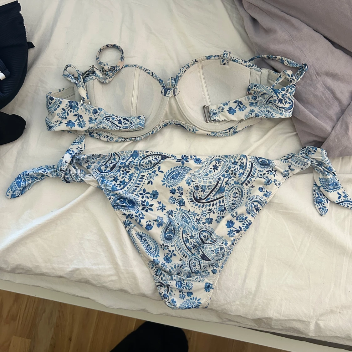 Vit och blå paisleymönstrad bikini - 1