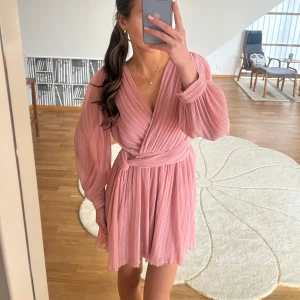 Zara klänning - Rosa somrig klänning från zara, nyskick!😍helt slutsåld 