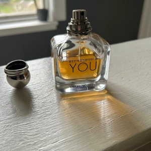 Because It's You parfym från Emporio Armani - Säljer en Because It's You parfym från Emporio Armani. Skulle säga att det är mer än hälften kvar i den. Luktar jättegott och passar den som vill ha en sexig kvinnlig doft. Tror att detta är 50ml möjligtvis 30 men det står inget på den så vet inte. Det är iallafall mycket kvar. 