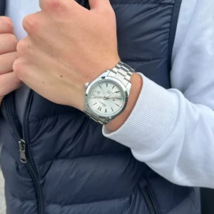 Silverfärgad herrklocka med metallarmband från doventi - Stilren herrklocka i silver med rund urtavla och metallarmband. Klockan har tydliga markeringar och klassisk design som passar till många olika outfits. Perfekt accessoar för dig som gillar en tidlös look.