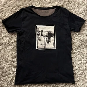 Limitato t shirt - Säljer denna riktigt snygga Limitato t shirten som är perfekt nu för sommaren. Tröjan är i storlek xs och är i bra skick bara lite skrynklig. Bara att skriva över frågor och funderingar.