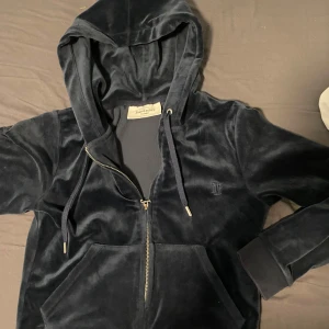Mörkblå velour hoodie från Juicy Couture - Super fin det ända felet är att ”j” är trasigt men annars super bra 