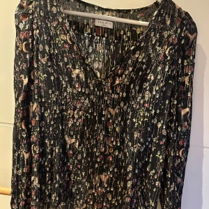 Sandro blus  - Så fin blus från sandro som tyvärr aldrig blivit använd. 