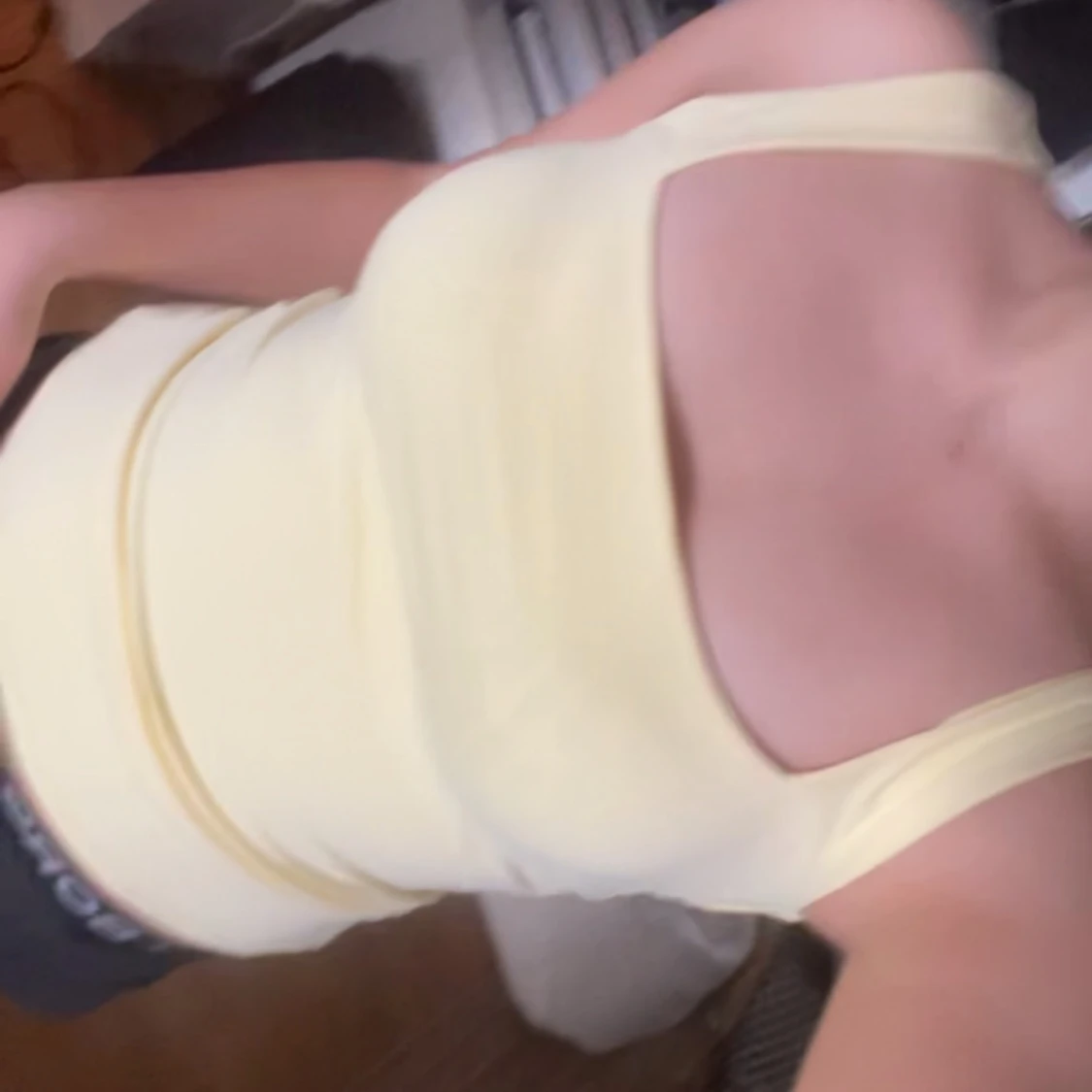 Ljusgul croppad linnetopp - 1