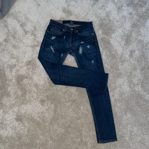 Dondup - Dondup med slitningar modellen är George nypris 3200:- strl 32 men sitter som 31-30