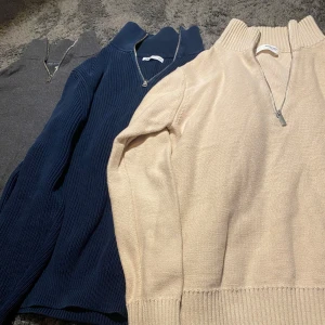 Tre halv zip tröjor  - Tjena, säljer tre riktigt snygga halv zip tröjor för endast 400 kronor för alla tre tröjor. Den första är en stickad tröja från selected home som inte längre säljs, nypris: 679kr. Den andra gråa tröjan är från Jack and Jones, nypris: 499 kronor. Den tredje mörkblå tröjan är från Zara, nypris: 499 kronor. Alla tröjor är storlek M. Alla tröjor är använda men är i mycket bra skick och har inga defekter. Totally värde: 1677 kronor. Mitt pris 600 kronor. Hör gärna av dig för fler bilder eller frågor.