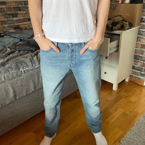 Jeans från Neuw - Snygga ljusblå jeansbyxor med en klassisk femficksdesign. De har en normal passform och är perfekta för en avslappnad stil. Byxorna har en dragkedja och knapp framtill.