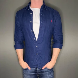 Ralph lauren linnen skjorta - Hej säljer nu min fina Ralph lauren linnen skjorta i storlek S. Den är i nyskick och kommer vara otroligt snygg nu i vår och framåt sommaren. Nypris cirka 2100kr! Vi kommer att sälja liknande produkter nu i vår och närmare sommar så glöm inte följa profilen!🌊🍾