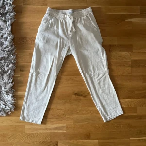 Beige linnebyxor med snörning - Säljer ett par bekväma beige linnebyxormed snörning i midjan. Byxorna har en bra passform och är perfekta för att va stilig men även avslappnad! Pris kan diskuteras!