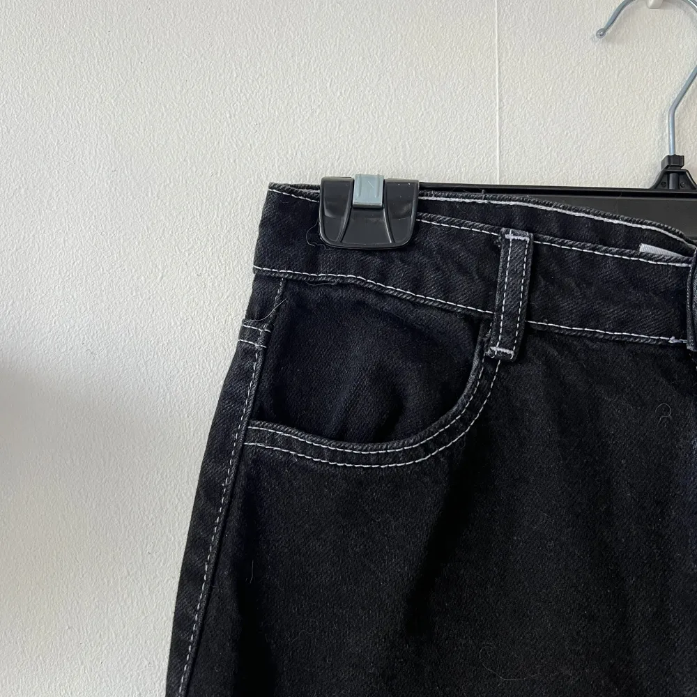 Snygga svarta cargobyxor från Bershka i denim med vita sömmar.. Farkut & Housut.