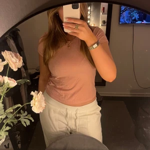 Rosa t-shirt - Säljer en  gammel-rosa t-shirt från Cubus🩷supersöt och i fint sick! Passar XS-S 