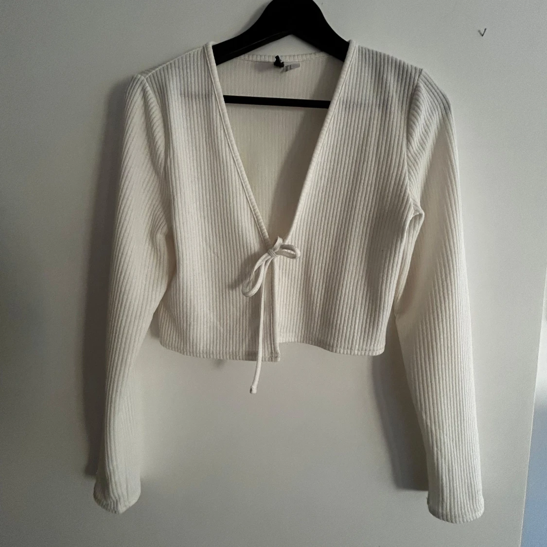 Vit ribbad kofta med knyt - 1