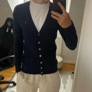 Ralph Lauren Cardigan - Ralph Lauren Cardigan | Skick: 9/10 - Storlek: S/M - Nypris: 2,699 - Vårt pris: 399 - Skriv för mer frågor eller funderingar och kolla gärna in liknande plagg i min profil 