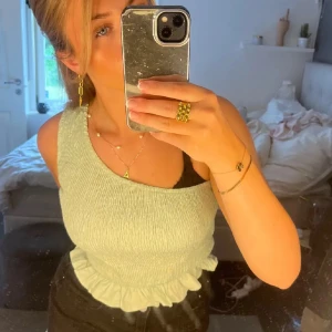 Grön oneshoulder topp - Snygg grön oneshoulder topp med volangdetalj i nederkant. Supersnygg !! 💌🤩knappt använd. Passar m storleksmässigt 