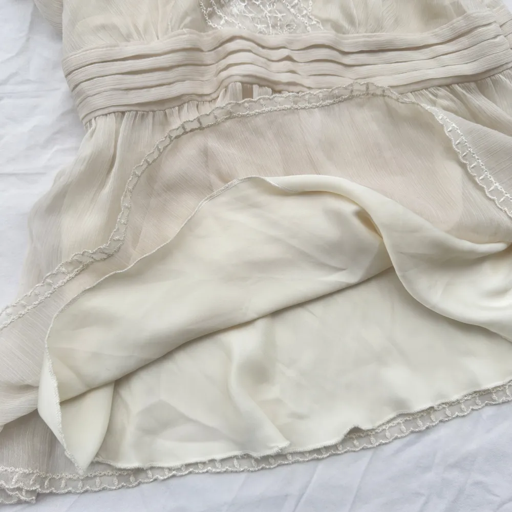 vacker skir babydoll blus med linne under đ€passar ungefĂ€r s đ€bella swan stil. Puserot.