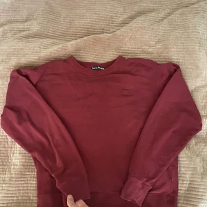  Acne Studios vinröd tjocktröja - Säljer en stilren vinröd tröja från Acne Studios. Den är relativt använt men har hållit sig bra då den har väldigt bra kvalitet. Den har dock ett litet hål vid ena ärmen, men det är den ända defekten. Hör av er vid minsta lilla fundering :)