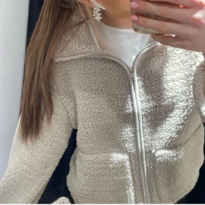 Beige teddyjacka - Mysig beige teddy jacka som är helt slutsåld💗 köpte i butik och ej andvänt så mycket så jätte bra skick💖