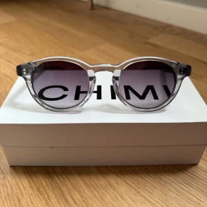CHIMI 03 Grey - Solglasögon från CHIMI. Modell 03 Grå. Orginalkartonger och allt finns med. Knappt använda. 