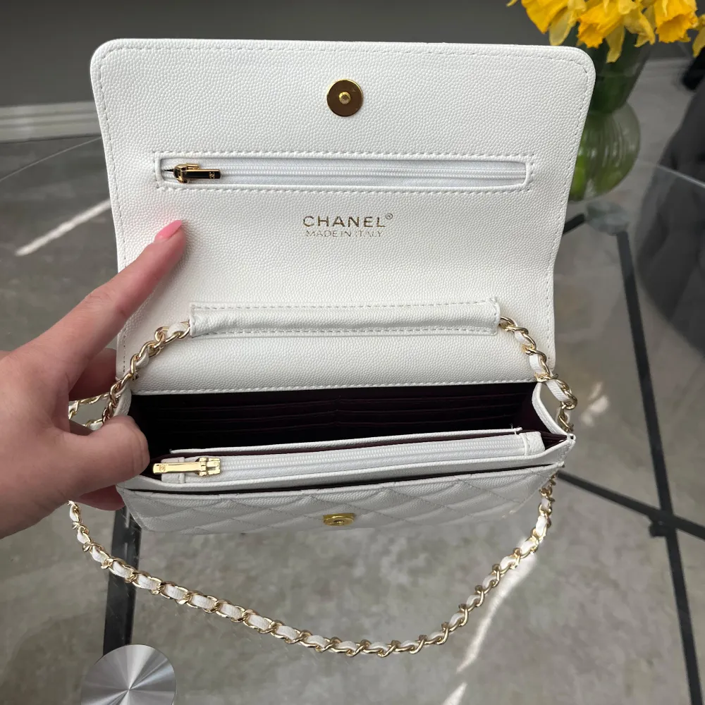 Ch*nel Wallet on Chain med Caviar Läder och Gulddetaljer. Helt ny och oanvänd. Kommer med box, dustbag och alla tillbehör. . Laukut & Käsilaukut.