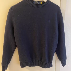 Polo Ralph Lauren sweatshirt  - Mörblå Ralph Lauren sweatshirt med blå logga, storlek M i fint skick