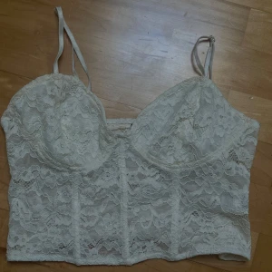 Vitt spetslinne - Vitt spetslinne från sinsay i storleken XL men sitter som en S. Säljer på grund av för litet. Använd en gång 💗 