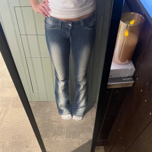 Weekday jeans - Säljer dessa då de inte kommer till användning längre!💗 Weekday jeans i modellen ”booty bei”. Har inga tecken på användning och är i storlek 25/32. Kan skicka mått!💗