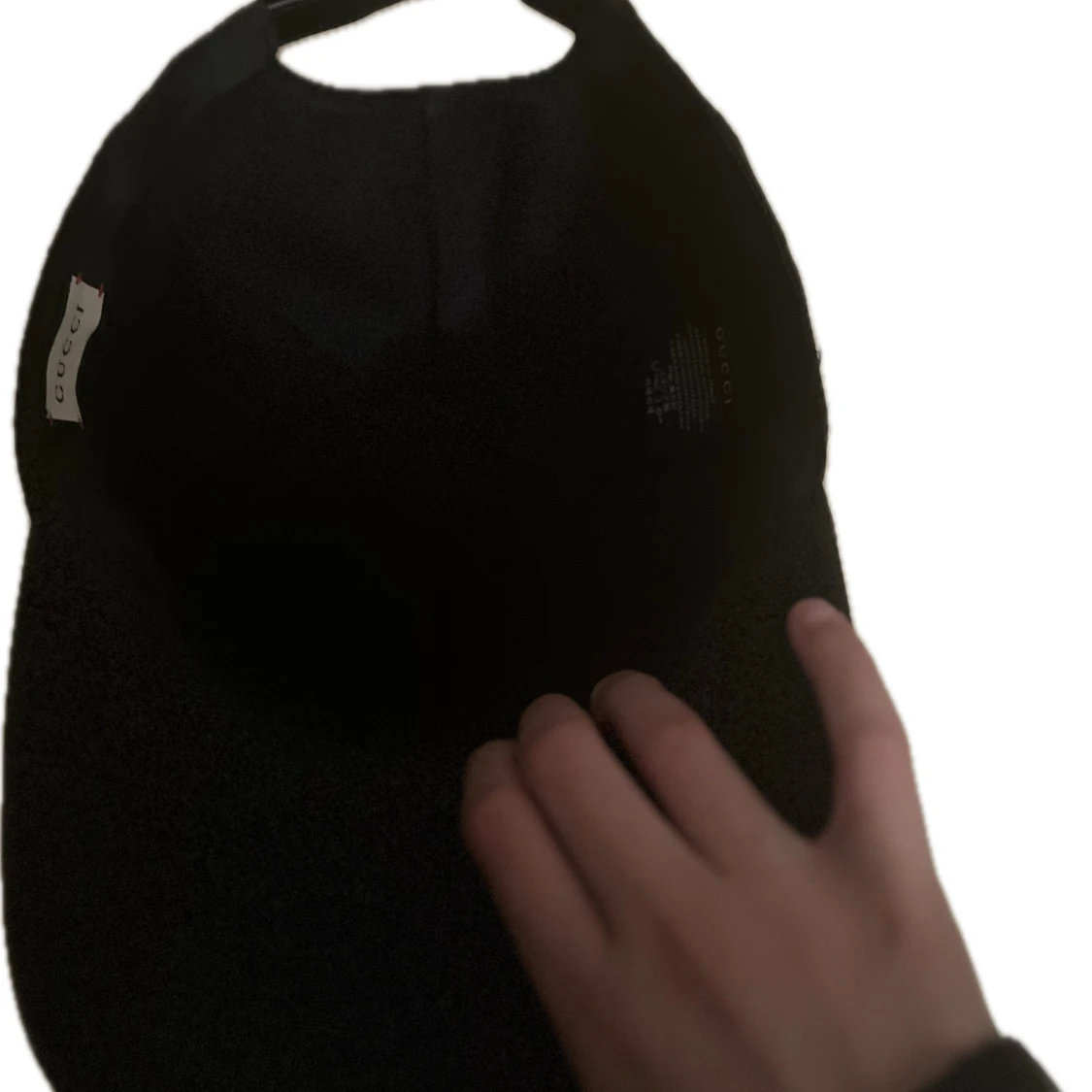 Svart keps med randig detalj - 1