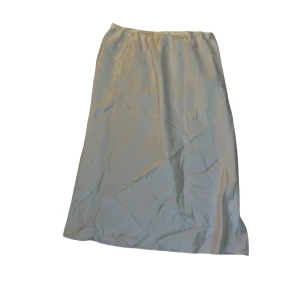 Vit kjol i satin - Elegant vit kjol i satin med en mjuk och glansig yta. Perfekt för en stilren och sofistikerad look. Kjolen har en enkel design utan extra detaljer, vilket gör den lätt att matcha med olika toppar. Längden är till knänen ungefär, beror på hur högmidjat man sätter den men även längden på dig såklart! Skulle personligen kalla det en midikjol! Pris kan diskuteras 💞