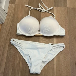Vit bikini från Victoria's Secret - Bikini från Victoria's Secret i mycket fint skick!! Det är en äldre modell i storleken S som ej finns att köpa längre :) Båda delarna ingår om inget annat önskas och priset kan diskuteras